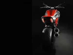 Primeiras fotos da nova Ducati mostram apenas a traseira.