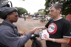 Projeto Vivo em Duas Rodas orienta motociclista a circular a 40 km/h