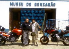 LuÃÂs Sucupira e Ricardo Quinderé em frente ao Museu do Gozagão.