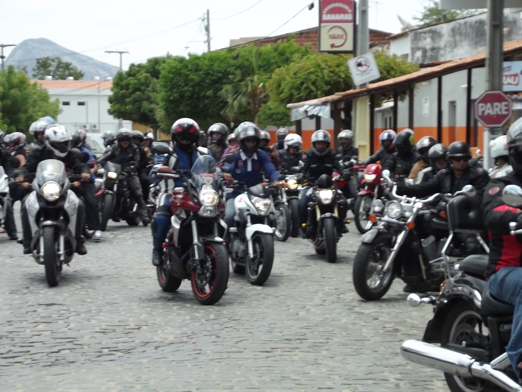 FEIJOADA EM QUIXADÁ: Associação reúne centenas de motciclistas em Quixadá