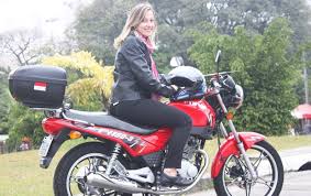 Mulheres e suas motos mudando o mundo. Por Raul Nixon