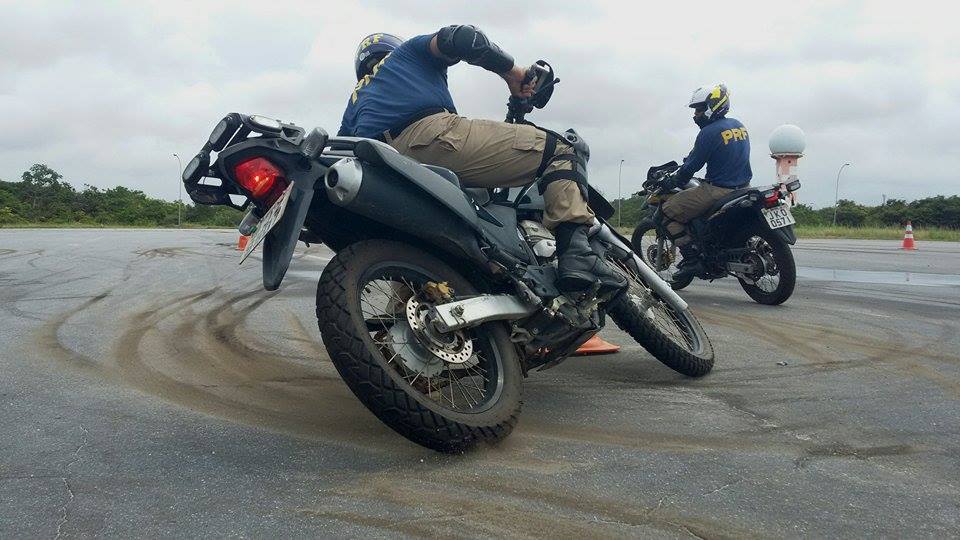 Policiais motociclistas da PRF realizam treinamento de nivelamento em Fortaleza
