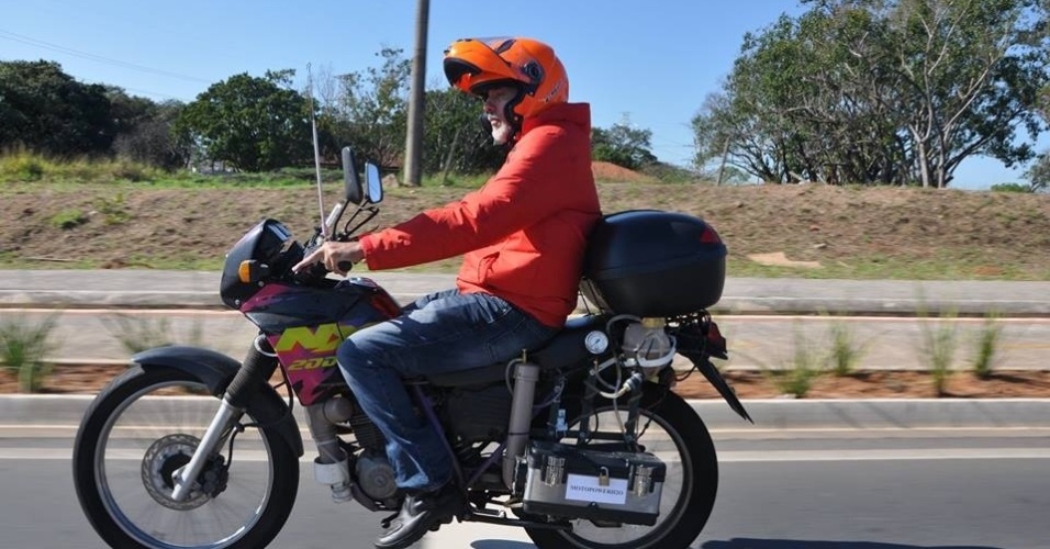 Moto que anda até com água do Tietê faz 500 km por litro