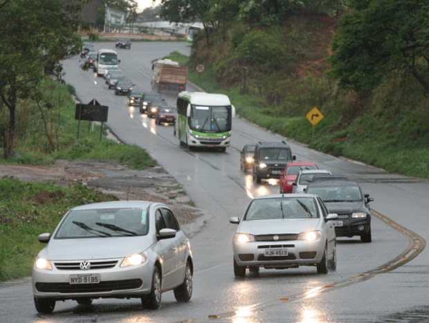 Usar farol baixo durante o dia em rodovias brasileiras agora será obrigatório