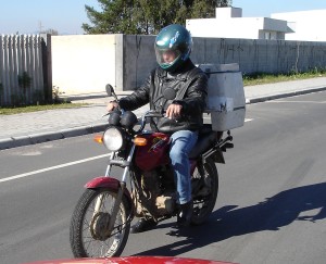 Detran alerta para transporte irregular de cargas em motocicletas