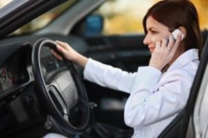 A partir de novembro, usar o celular ao volante passará a ser considerada infração gravíssima