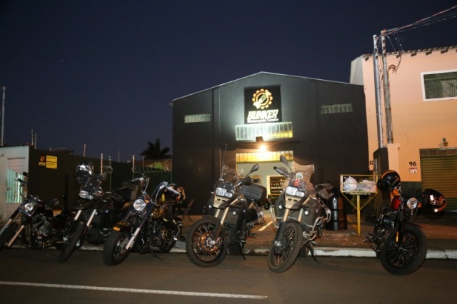 Galpão tem oficina, estúdio de tatuagem, hamburgueria e bar para quem ama motos