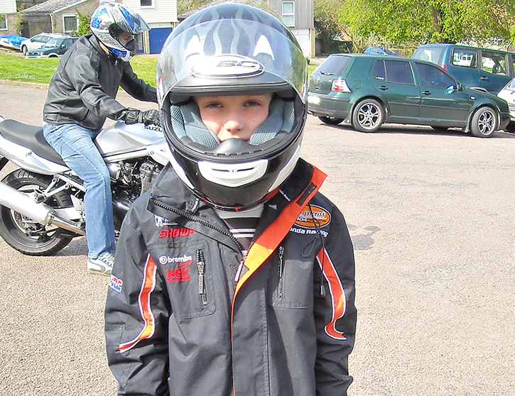 ONG propõe elevar a idade mínima para crianças andarem de moto