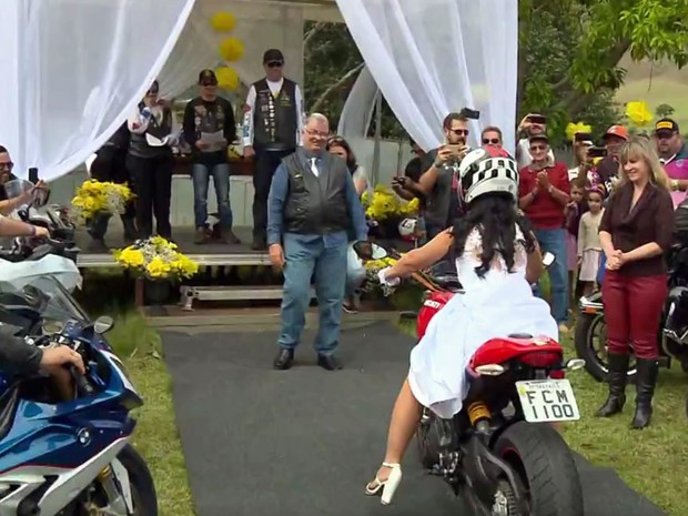 Motociclistas casam durante encontro de motos em Poços de Caldas(MG)