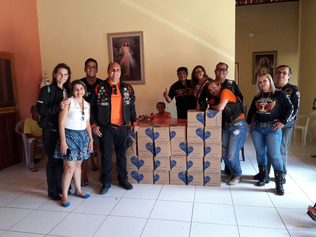 Anonymous Moto Grupo (AMG) e Amigos Anonymous entregam 312 litros de leite os idosos do Lar Bom Samaritano, em Beberibe-CE.