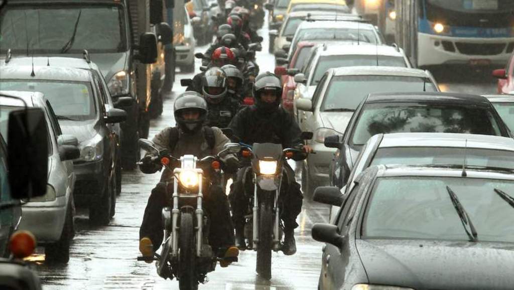 Senado aprova proposta que autoriza o trânsito de motocicletas, motonetas e ciclomotores no corredor com trânsito lento ou parado