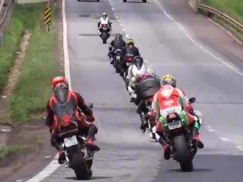20 motocicletas esportivas em alta velocidade pela rodovia Fernão Dias, em Pouso Alegre, no Sul de Minas Gerais