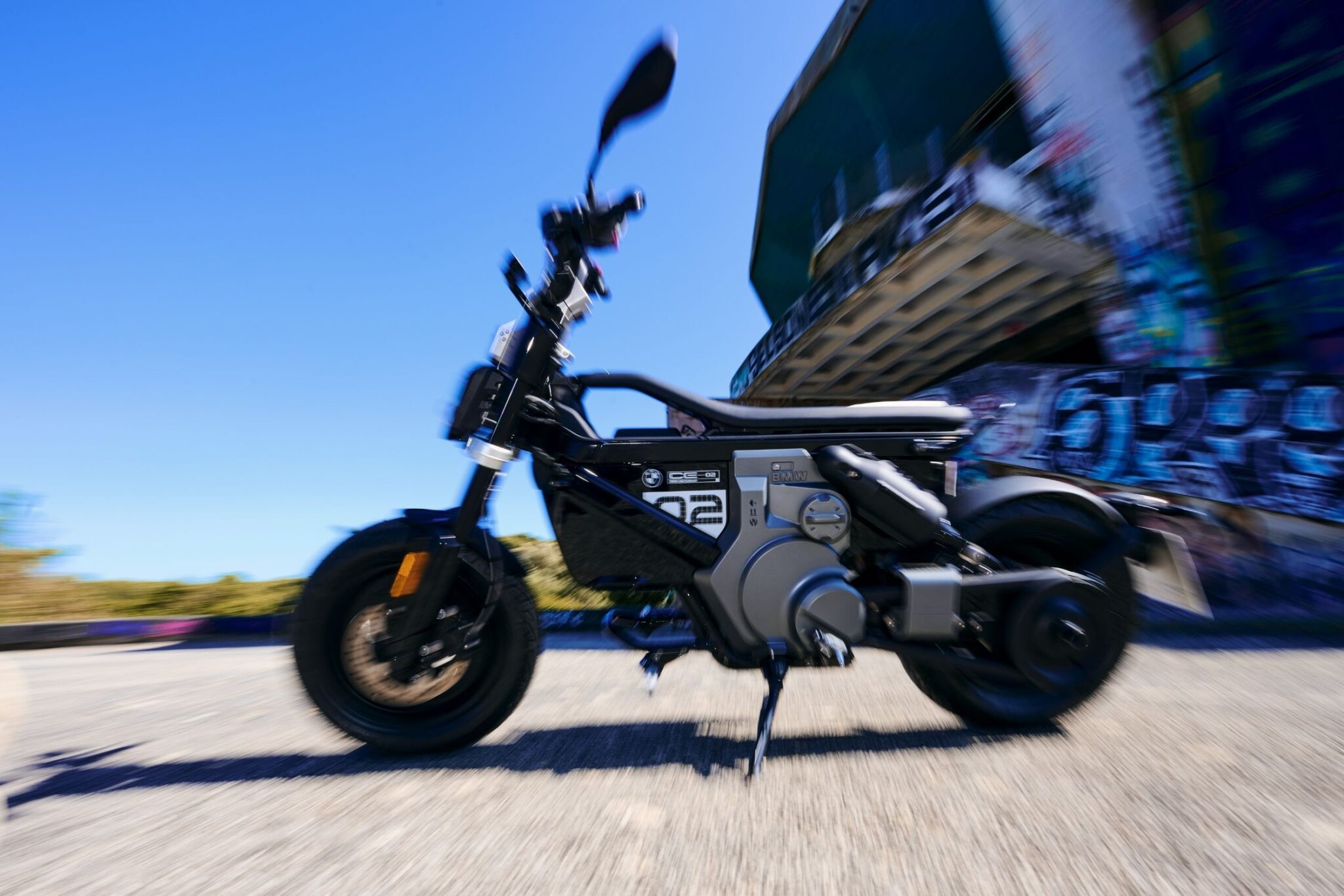 Apresentamos a BMW CE 02, uma motocicleta elétrica revolucionária projetada especialmente para os jovens urbanos.