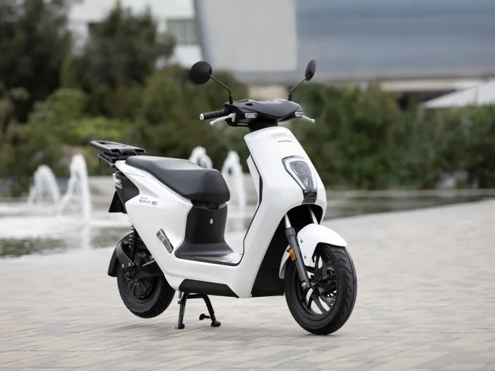 Teste e Impressões do Honda EM1 e 2023: A E-Scooter Compacta da Honda