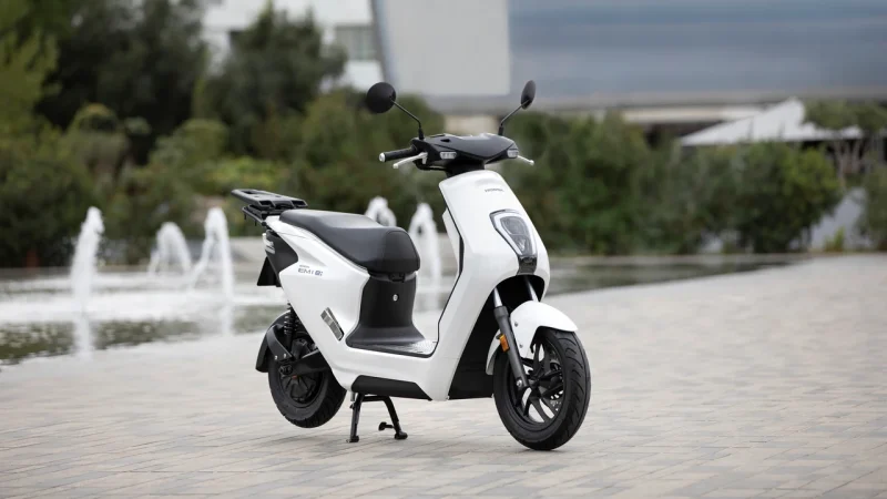 Teste e Impressões do Honda EM1 e 2023: A E-Scooter Compacta da Honda